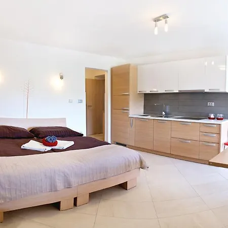 Zenja - With Cozy Garden & Free Private Parking