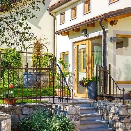 アパート Zenja - With Cozy Garden & Free Private Parking